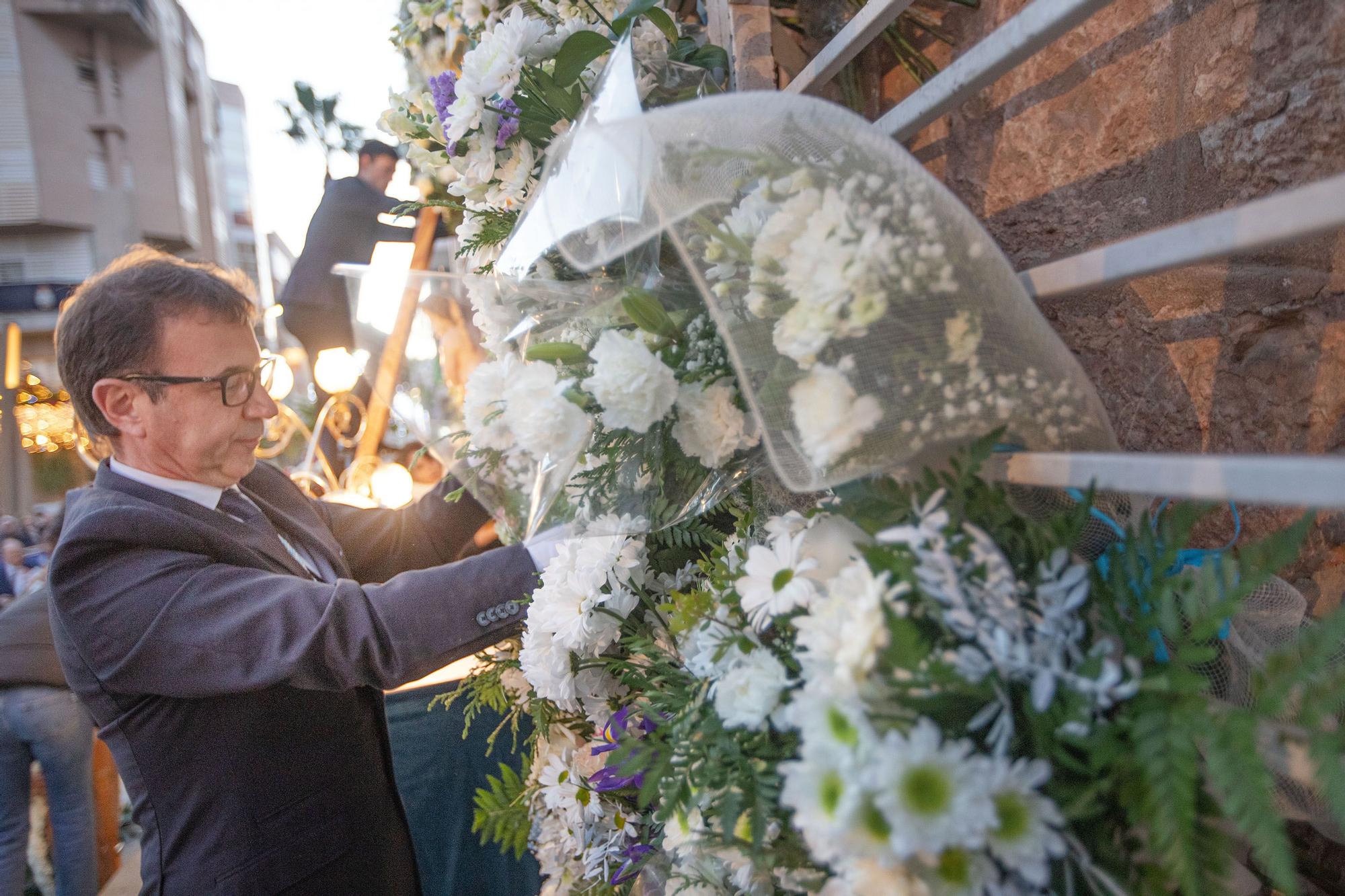 Más de 70 entidades y asociaciones participan en la multitudinaria ofrenda a la patrona que vistió de flores la fachada de iglesia de la Inmaculada Concepción