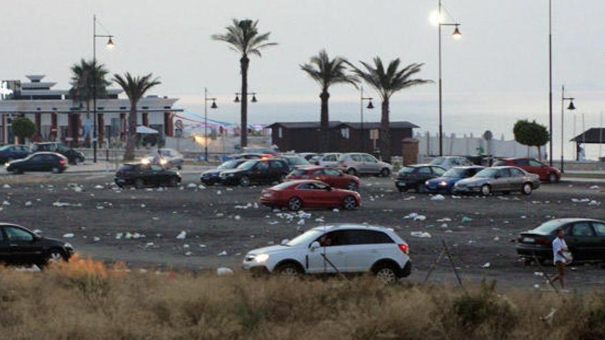 Imagen del pasado agosto, en la que el aparcamiento de los Álamos amanece repleto de basura tras la noche de fiesta.