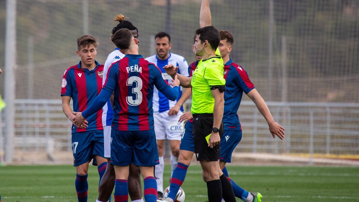 El árbitro ensela la roja a Bikoro