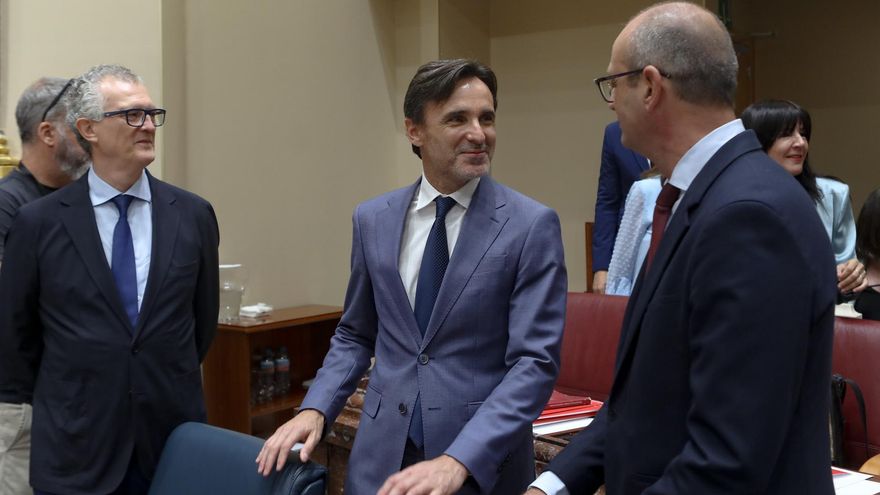 Jorge García Montoro (c), charlando con los consejeros Juan José Pedreño (i) y Víctor Martín el pasado jueves en la Asamblea.