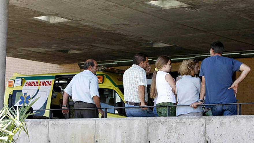 Familiares de los seis niños que hoy han resultado heridos al ser atropellados por un conductor sin carné en la localidad de San Bartolomé de Las Abiertas, en el que perdió la vida un joven de 15 años, en las inmediaciones del hospital de Nuestra Señora del Prado de Talavera de la Reina.