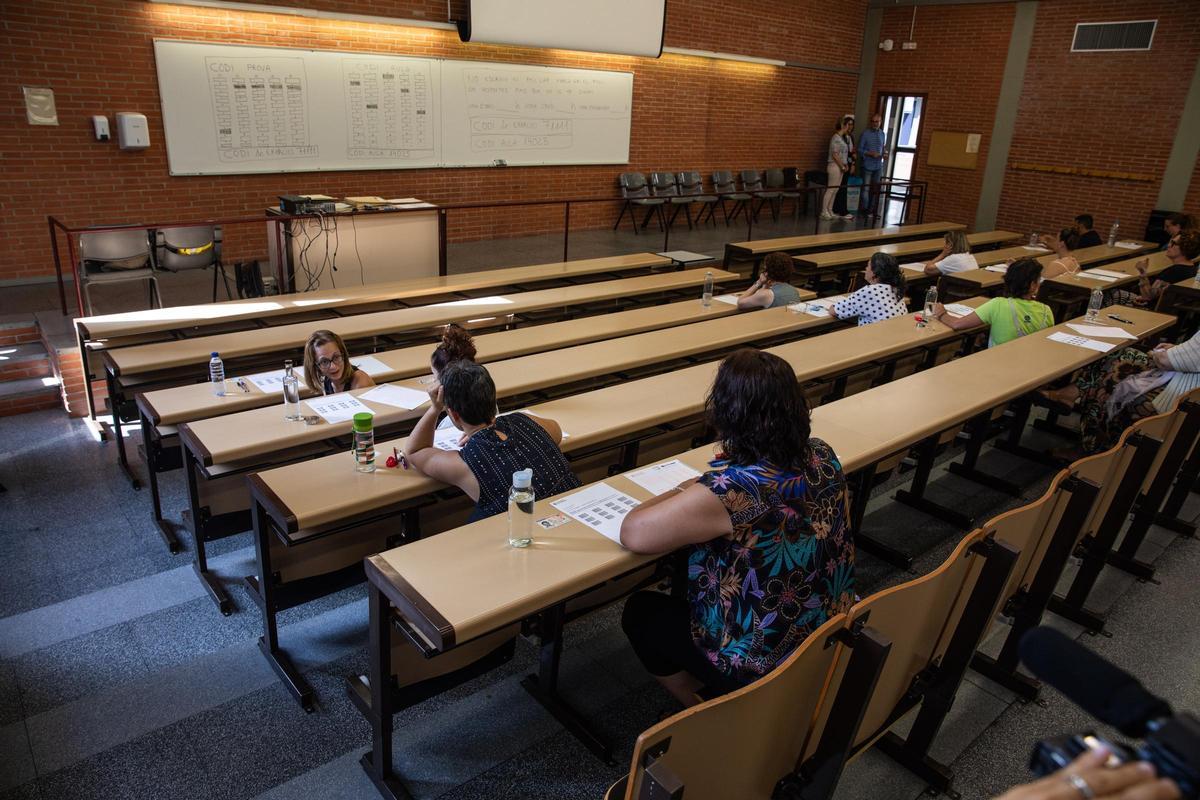 Examen de unas oposiciones en una aula de la Facultad de Economía y Empresa de la Universitat de Barcelona.