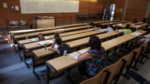 Examen de unas oposiciones en un aula de la Facultad de Economía y Empresa de la Universitat de Barcelona.