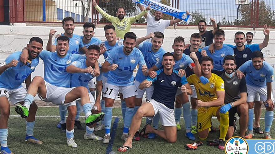 Los jugadores del Ciudad de Lucena festejan la victoria ante el Cabecense.