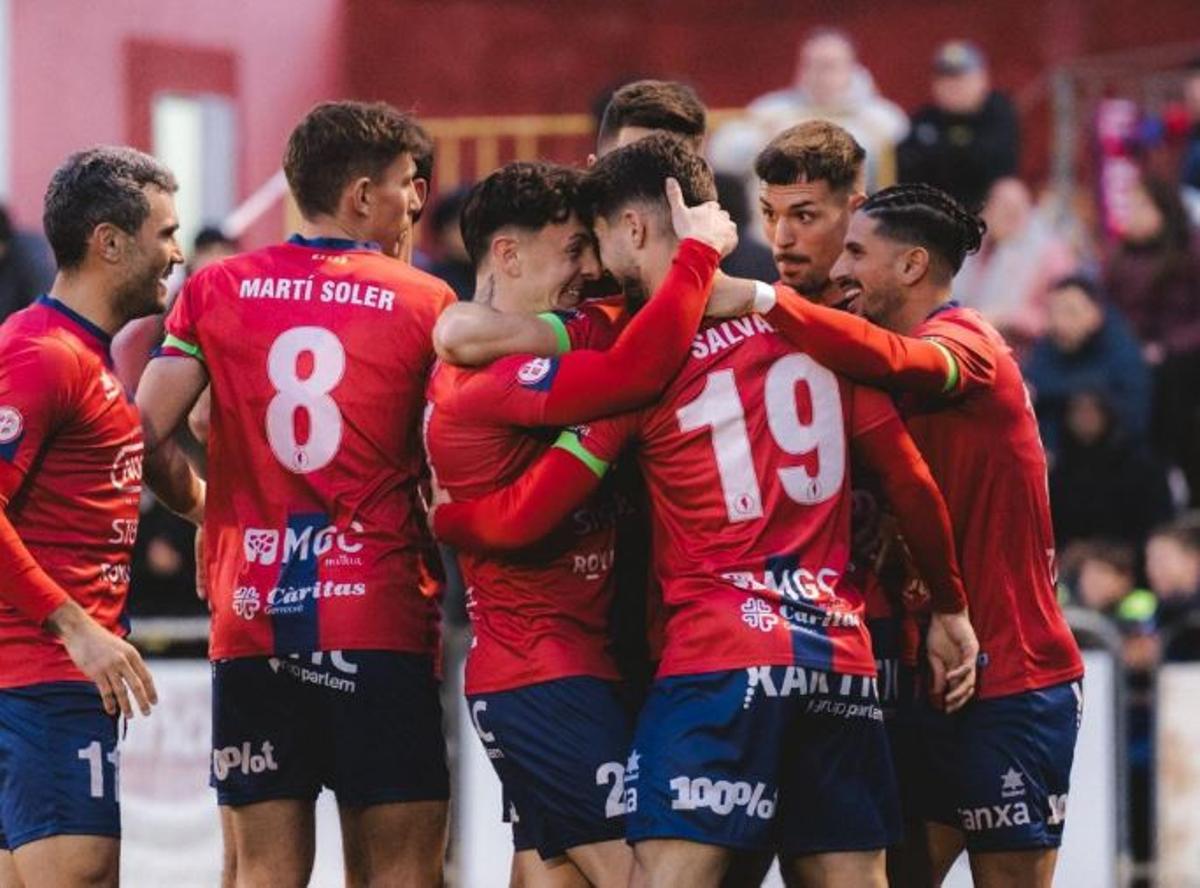 Maffeo felicita Salvans per l'assistència en la celebració del primer gol de l'Olot.