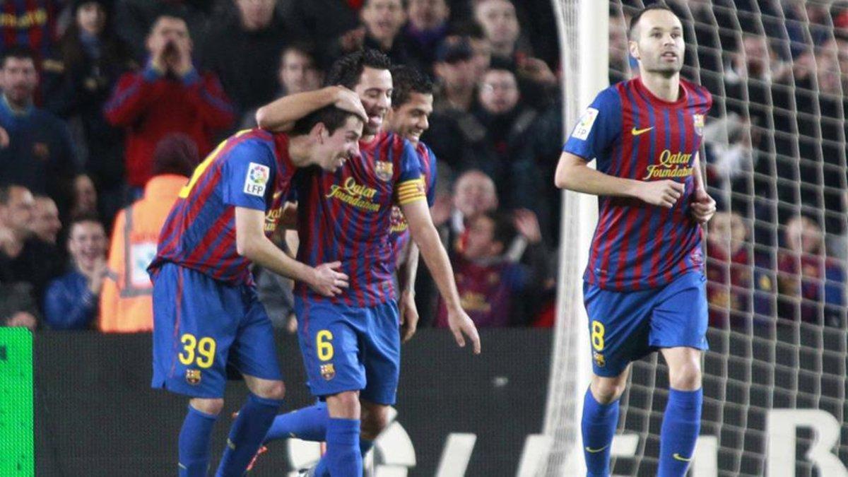 Cuenca celebra un gol con Xavi e Iniesta en el Barça