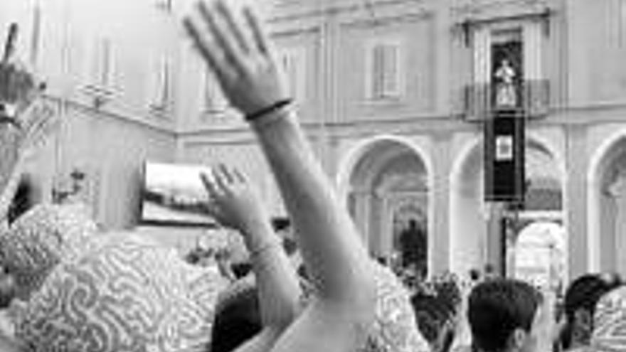 El papa recibe a 5.000 jovenes españoles en castelgandolfo