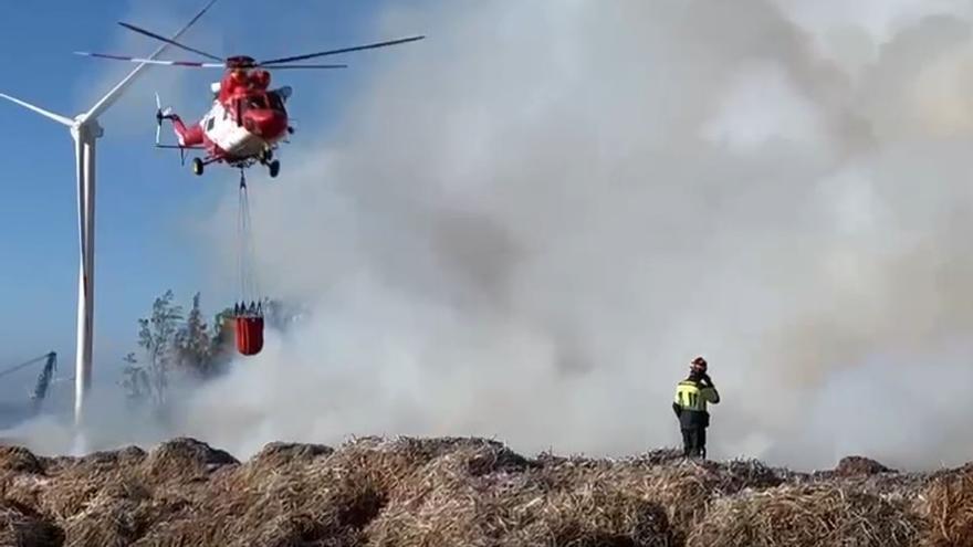 Un helicóptero del GES lanza agua sobre la zona del incendio en Aldea Blanca