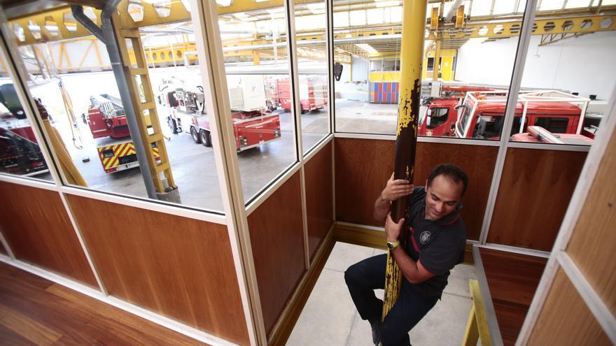 Los bomberos de Vigo rescatan a un bebé que se encerró en un coche en Bouzas