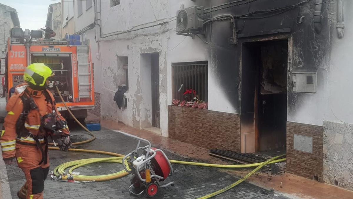 Extinguen un incendio en una casa Càrcer