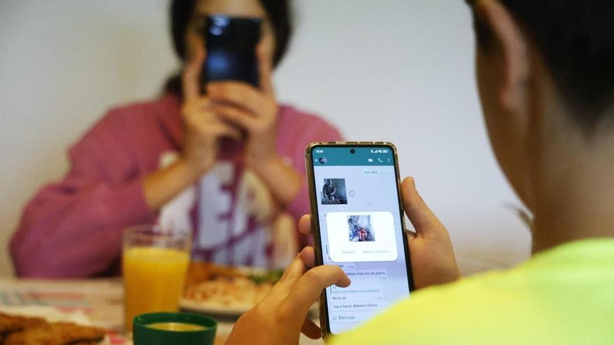 Detectan en Galicia chats de WhatsApp con porno que agregan a menores sin permiso