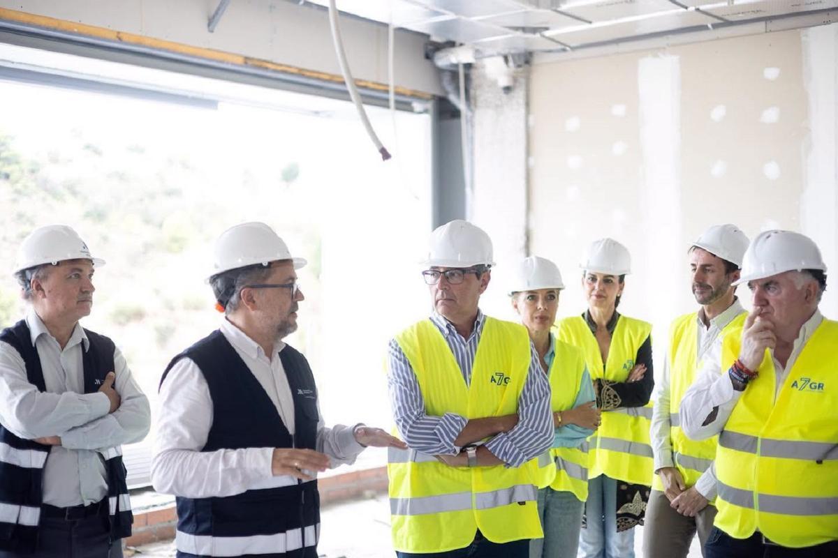 El presidente de la Diputación y alcalde de Rincón ha visitado las obras del nuevo parque bomberos del municipio.