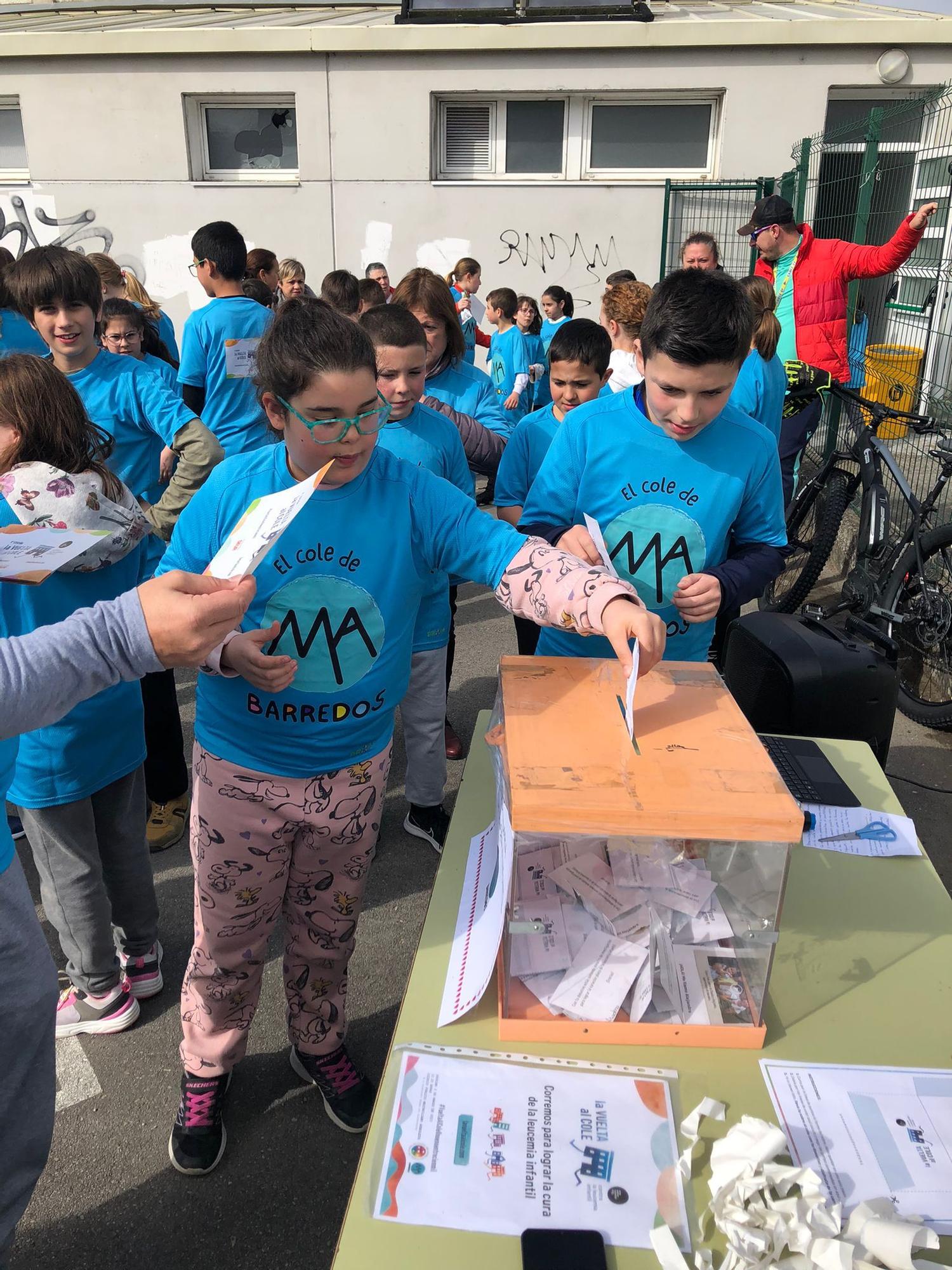 Los "neños" corren contra la leucemia infantil: los alumnos del cole de Barredos, con la Fundación Unoentrecienmil