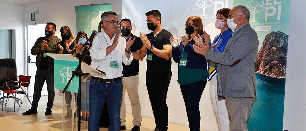 Toni Roldán junto a la ejecutiva de El Pi Eivissa al acabar el congreso. | J.A.RIERA