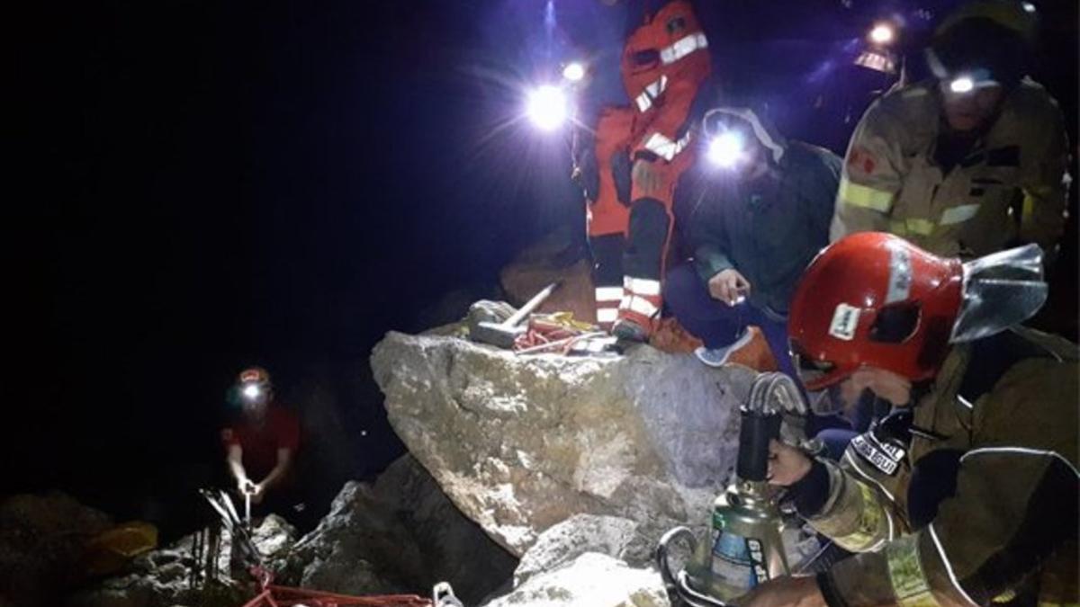 Rescatado un pescador que cayó en un agujero del espigón de Sitges