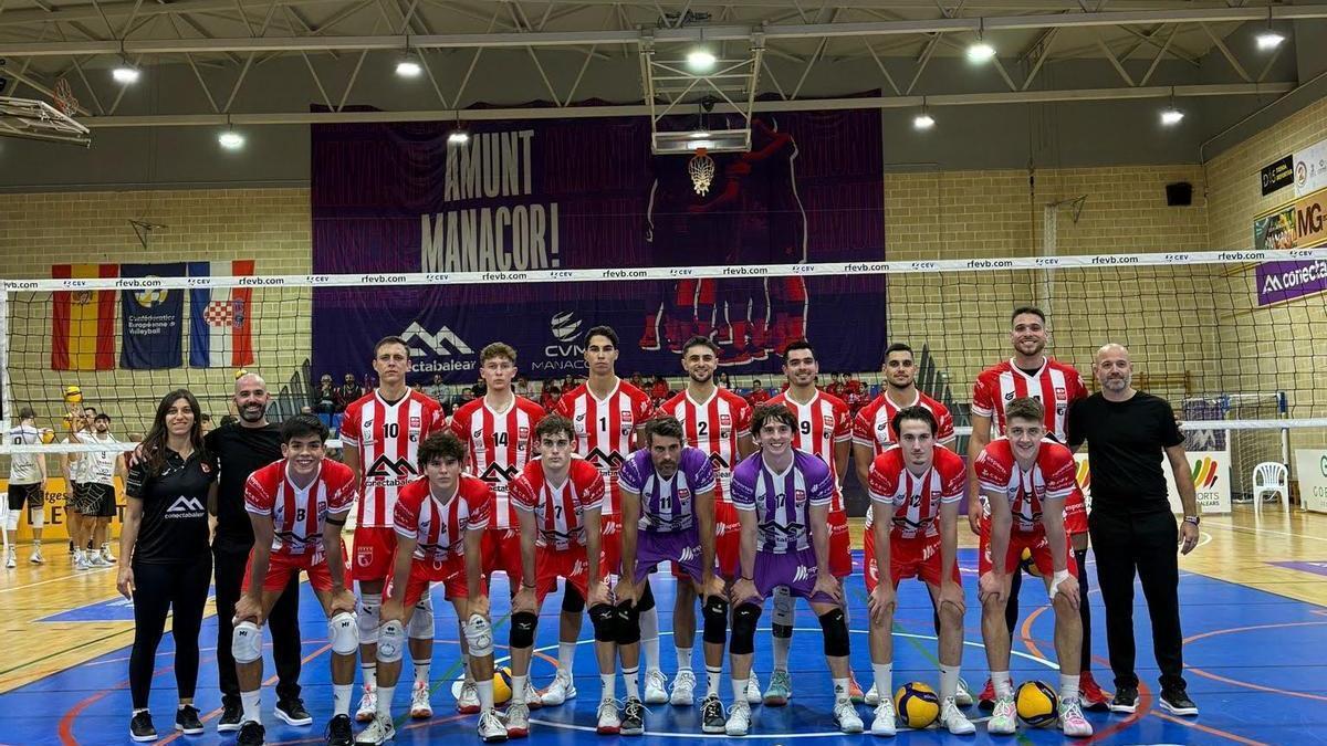La plantilla del ConectaBalear posa antes del partido.