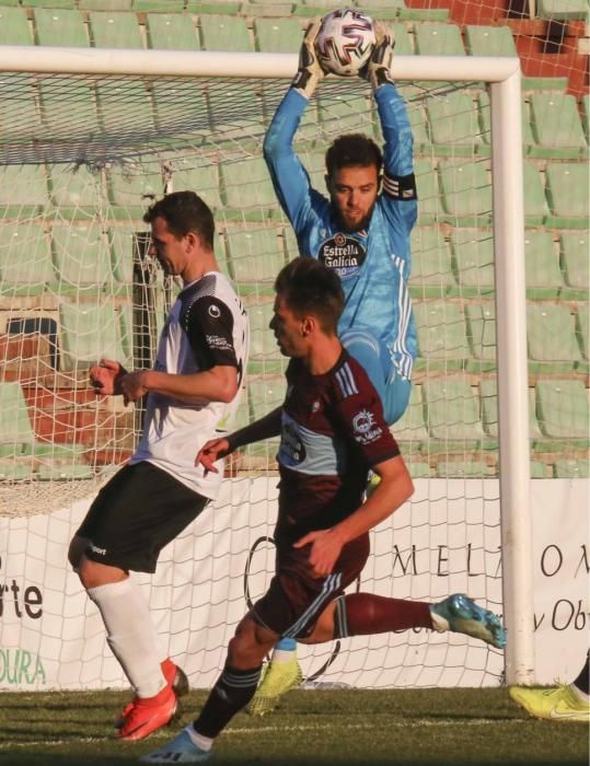 Las imágenes del duelo entre extremeños y gallegos en el Estadio Romano, que terminó con goleada celeste (1-4)