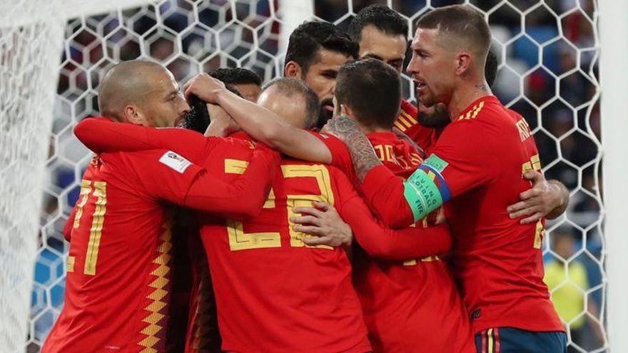 España pasa a octavos como primera gracias al VAR (2-2)