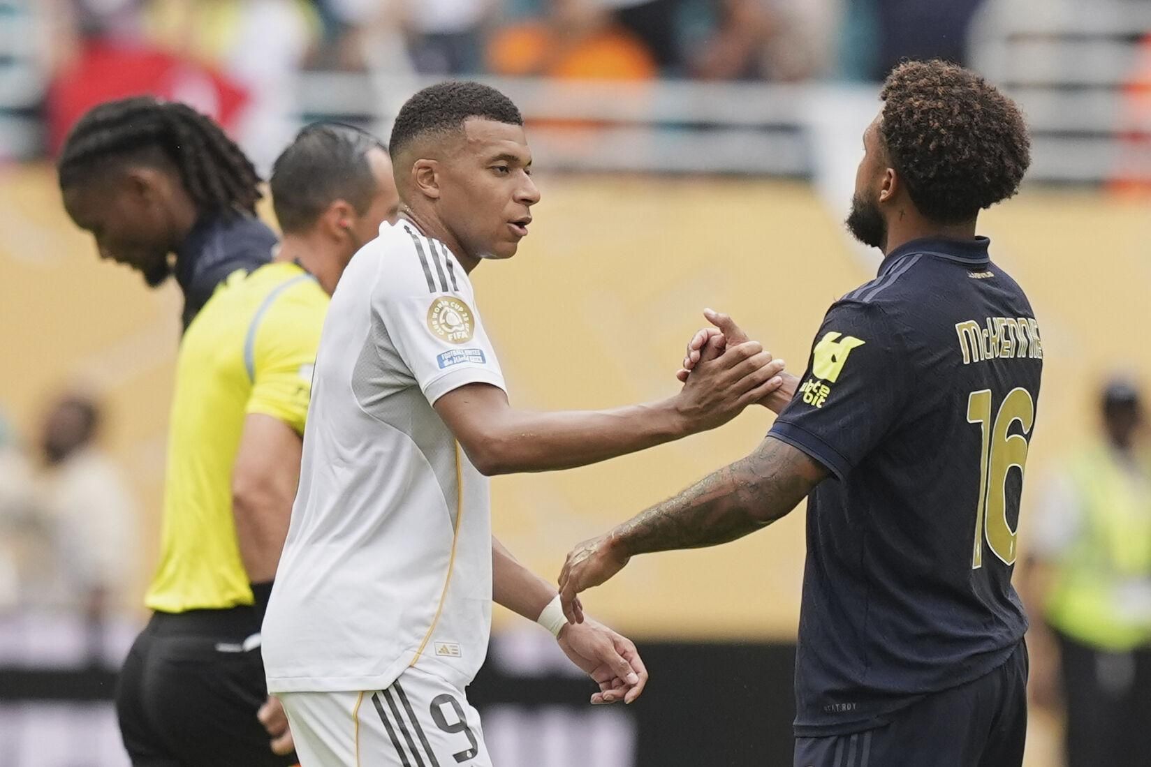 Real Madrid's Kylian Mbappe, left, and Juventus' Weston McKennie shake hands after the Club World Cup round of 16 soccer match between Real Madrid and Juventus in Miami Gardens, Fla., Tuesday, July 1, 2025. (AP Photo/Rebecca Blackwell). EDITORIAL USE ONLY/ONLY ITALY AND SPAIN