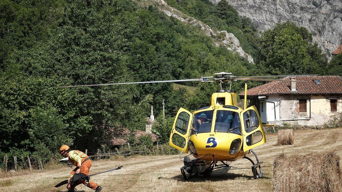 Un helicóptero ayuda en las labores de extinción.