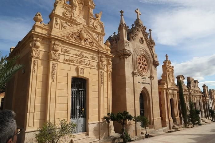 Día de Todos los Santos en el cementerio de Lorca