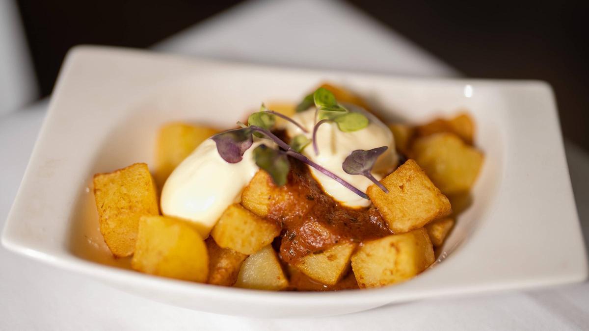 Las patatas bravas con la salsa del pollo 'tikka masala' del restaurante Casa Carmen del Balcón Gastronómico del Port Olímpic.