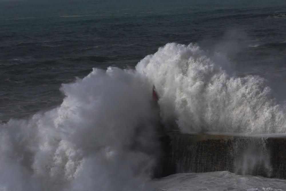 Temporal de olas en Viavélez