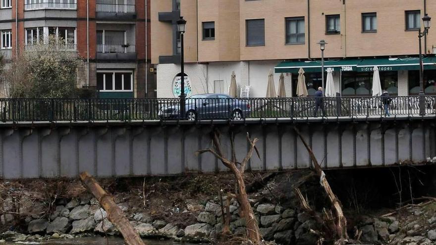 Tres grandes troncos continúan varados en el puente de Sama