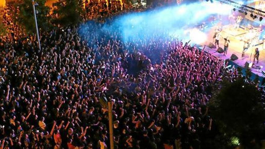 El concert, multitudinari, dels valencians La Raíz, amb la plaça plena