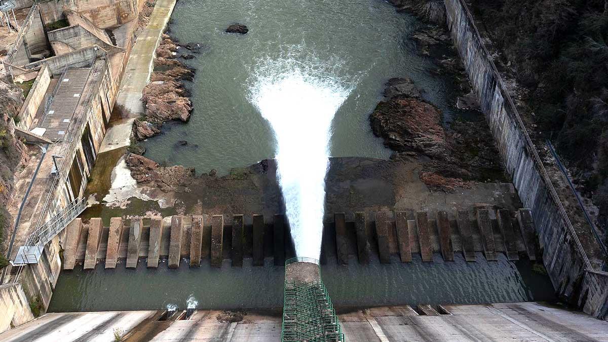 Desembalse de agua en el pantano de Sau.