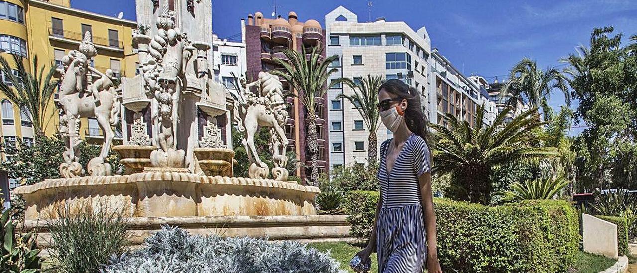 La fuente, ayer, sin agua. Se aprecia el albero de la plaza mojado a causa de las filtraciones. PILAR CORTÉS