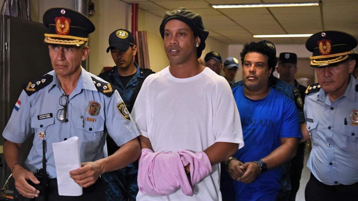 Ronaldinho habría celebrado fiestas con modelos mientras estaba arrestado