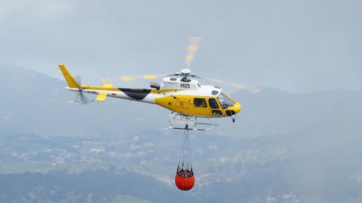 Ein Löschhubschrauber des Ibanat im Einsatz