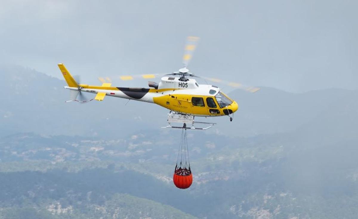 Ein Löschhubschrauber des Ibanat im Einsatz