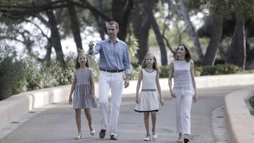 El posado de los reyes Felipe VI y Letizia con sus hijas Sofía (i) y Leonor (d) en los jardines de Marivent el verano pasado.