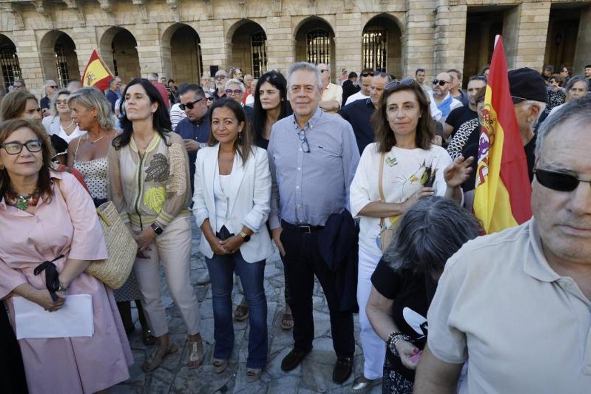 Cientos de personas se movilizan en Santiago para mostrar su apoyo a Ceuta Cientos de personas se movilizan en Santiago para mostrar su apoyo a Ceuta