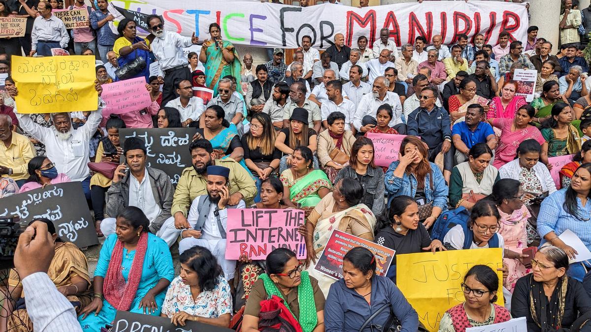 Un grupo de personas protesta en Bengaluru por la presunta agresión sexual a dos mujeres tribales en el estado oriental de Manipur.
