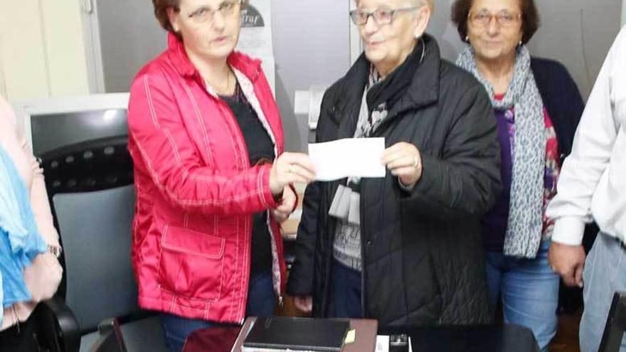 Entrega del cheque.