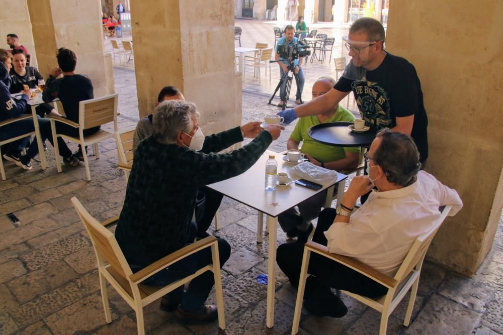 Primer día de apertura de comercios y bares en Alc