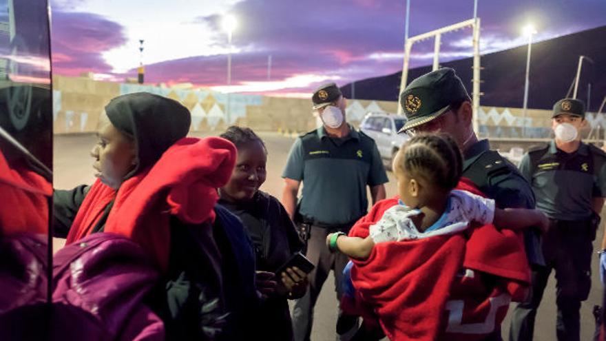 Algunos de los 42 inmigrantes que llegaron este miércoles a Fuerteventura a bordo de una lancha neumática.