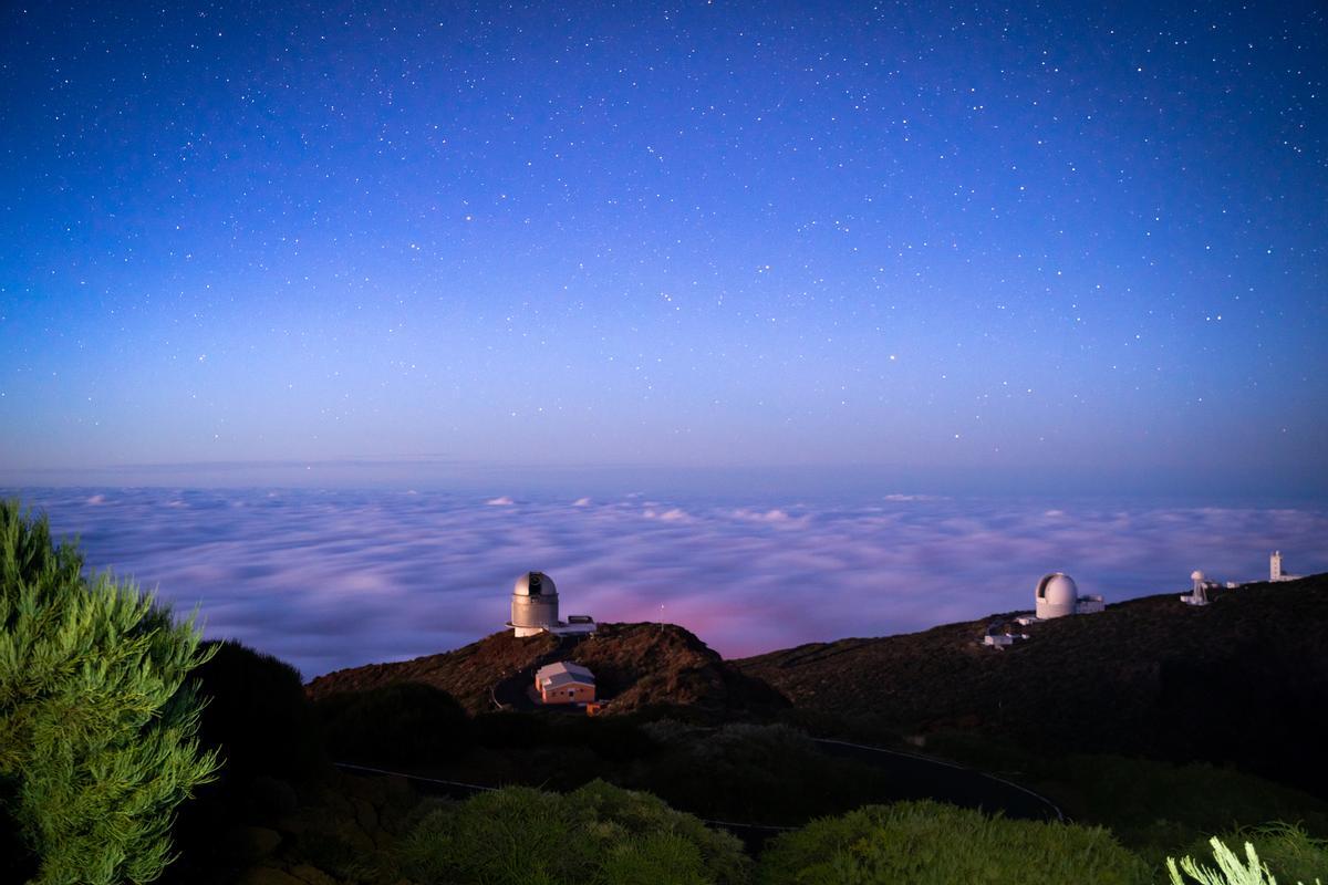 Vista de telescopios al atardecer, La Palma, Islas Canarias