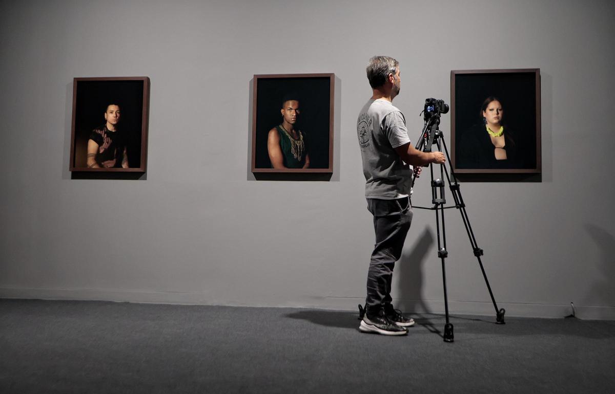 Varios de los retratos en una sala de TEA.