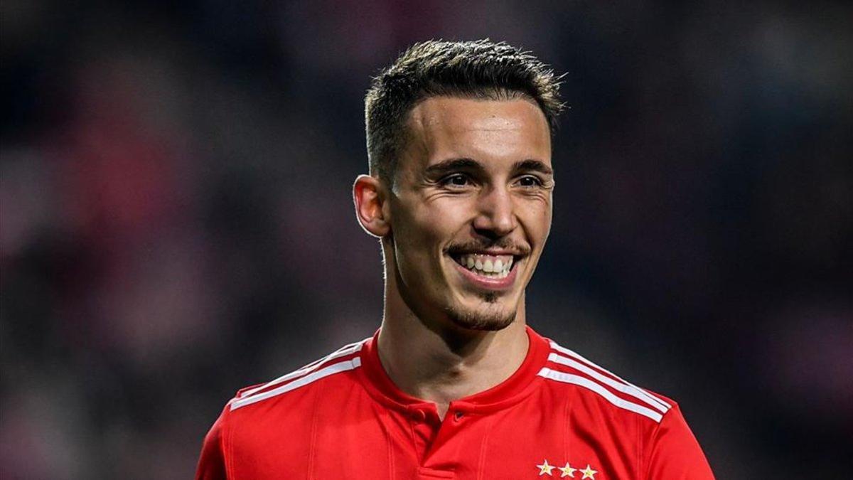 Grimaldo con la camiseta del Benfica