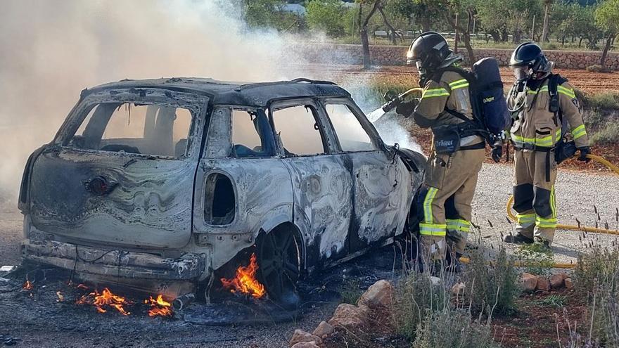 Los bomberos de Ibiza extinguen el fuego en un vehículo en Sant Carles