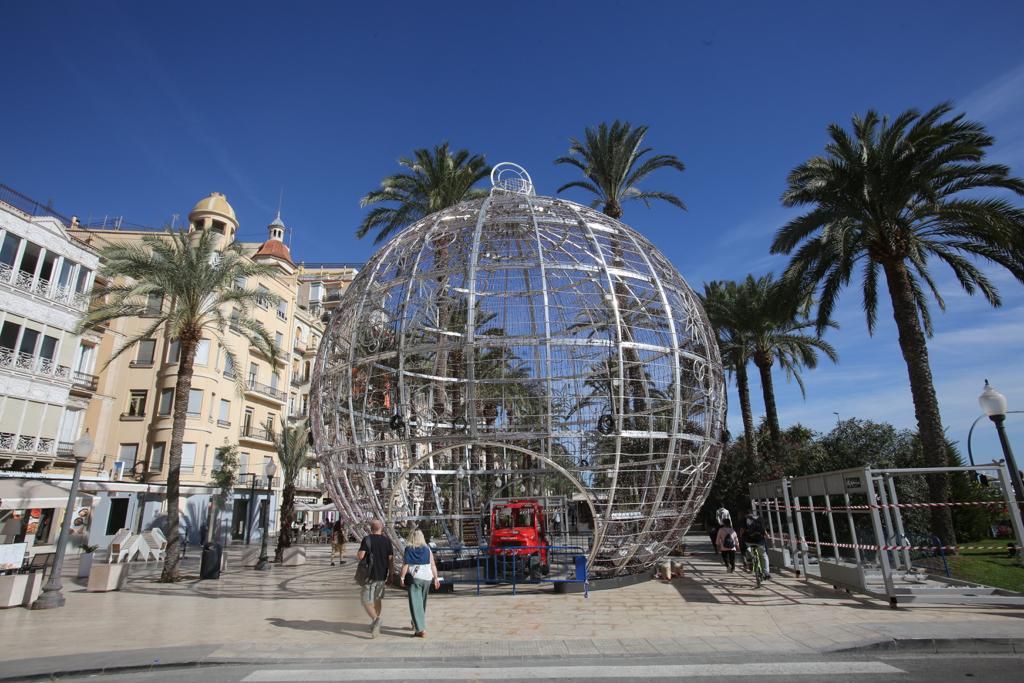 Alicante instala la bola gigante de Navidad más grande de España