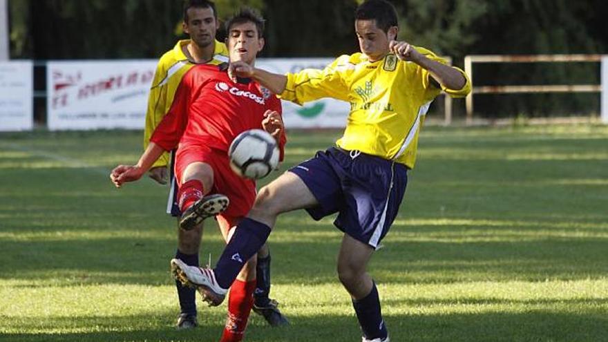 Un jugador del Villamor pugna por la posesión del esférico en el duelo de ayer ante el Navarrés.