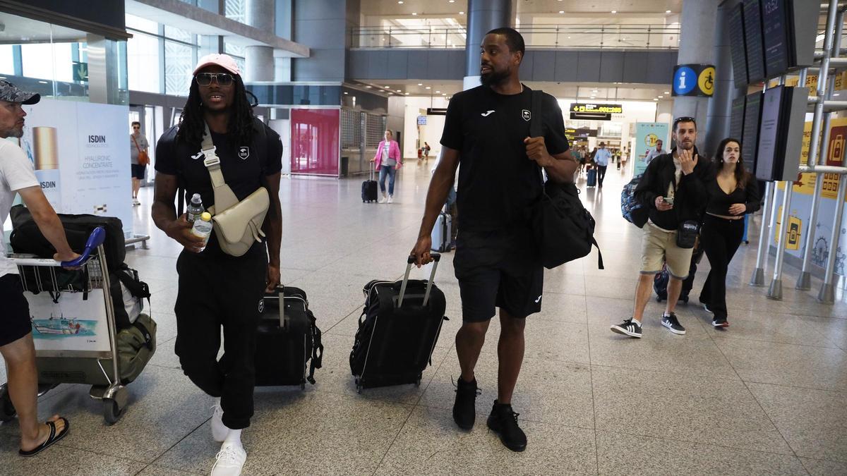 Kendrick Perry y Will Thomas, en el aeropuerto, antes de un viaje del Unicaja.