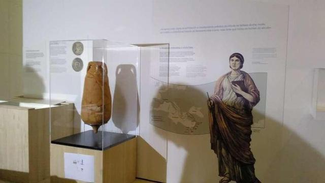 Arriba, el ánfora San Martiño de Bueu, al lado de un panel sobre la considerada como escritora y primera peregrina de la historia, la gallega Egeria. Abajo, el proceso de montaje. // Museo Massó