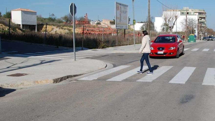 Una muchacha cruza ante una de las ´orejeras´ como las que se construirán en la Gran Vía.