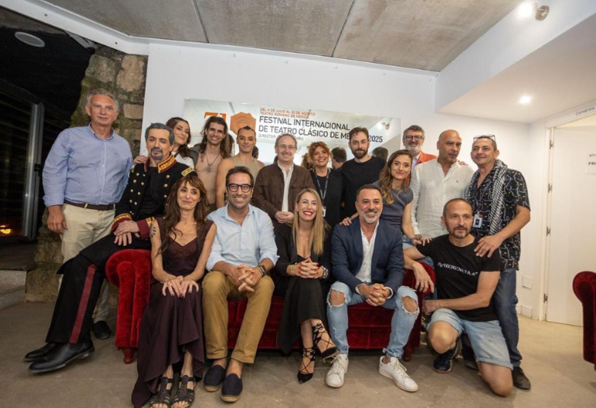 El ministro Carlos Cuerpo con Guardiola, Quintana y el equipo de 'Jasón y las furias'